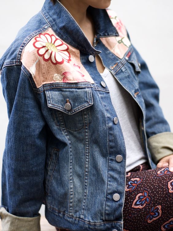 Veste en jean avec patchs en tissu coloré au niveau des épaules