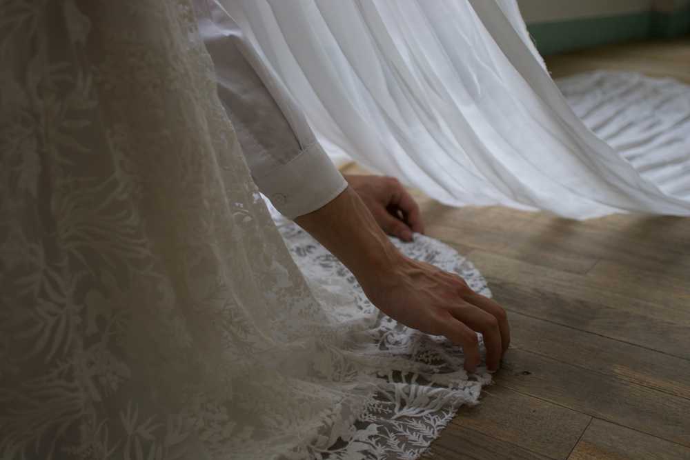 Les artisans couturiers TILLI réparent et transforment votre robe de mariée