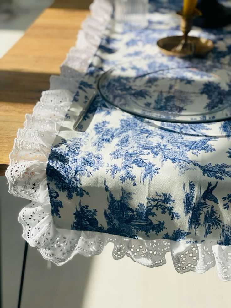 Les artisans couturiers TILLI personnalisent votre linge de table en ajoutant des volants.