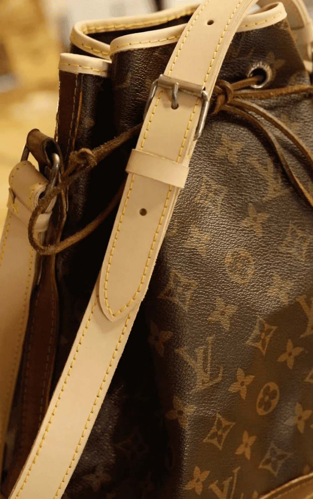 Les artisans maroquiniers TILLI réparent votre sac Louis Vuitton.