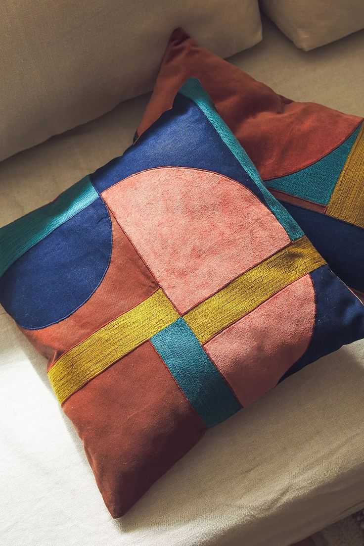 Les artisans TILLI créent votre housse de coussin en patchwork