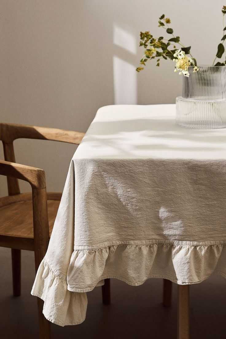 Les artisans couturiers TILLI personnalisent votre linge de table en ajoutant des volants.