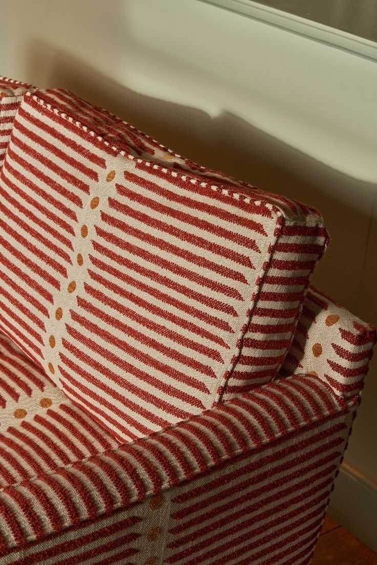 Nos artisan couturiers réparent les trous et déchirures sur vos fauteuils