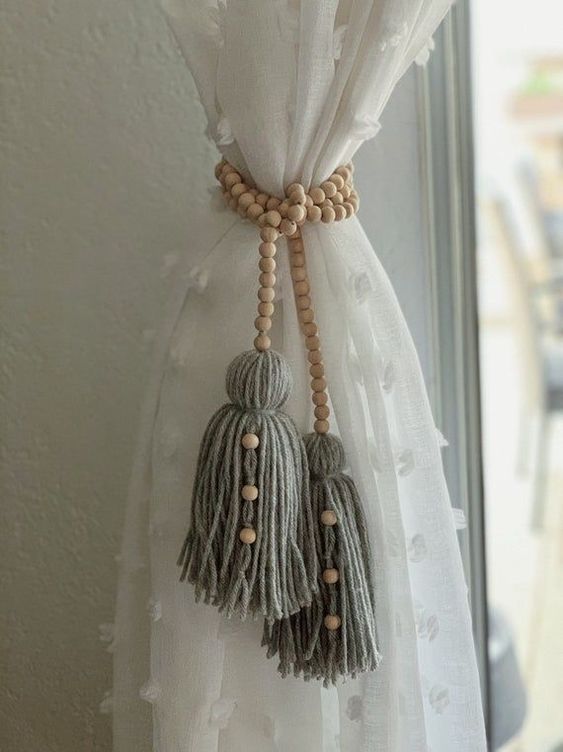 Rideau attaché grâce à une jolie attache en perle