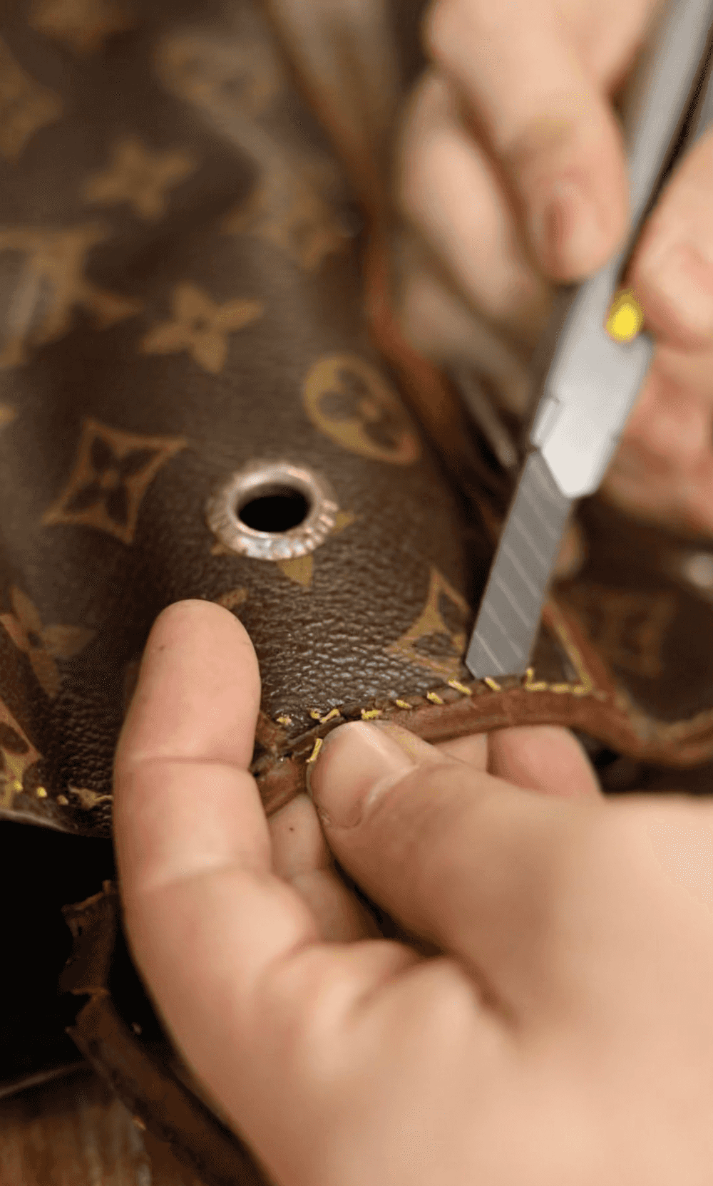 Les artisans maroquiniers TILLI réparent votre sac Louis Vuitton.