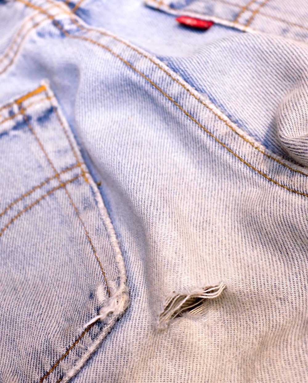 Un jean déchiré peut être réparé par les artisans TILLI