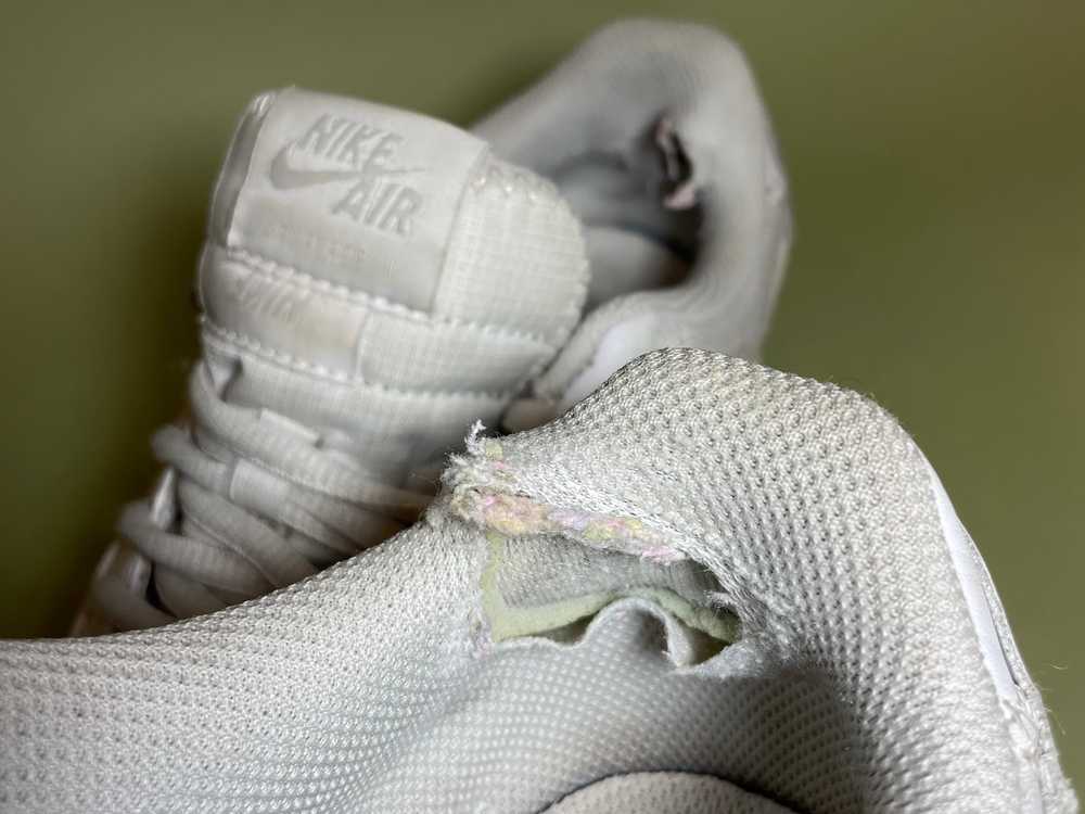 Nos artisans cordonniers réparent les trous à l’arrière de vos baskets en remplaçant les glissoirs.