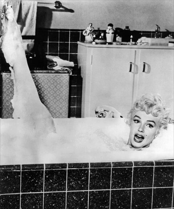 Marilyn Monroe dans un bain moussant