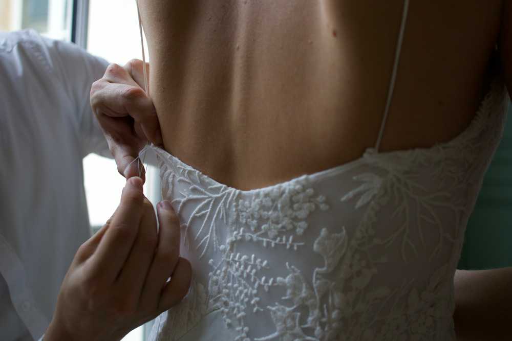 Les artisans couturiers TILLI réparent votre robe de mariée